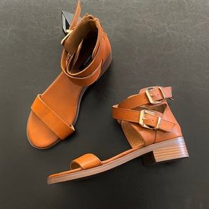 Sandals with buckle strap